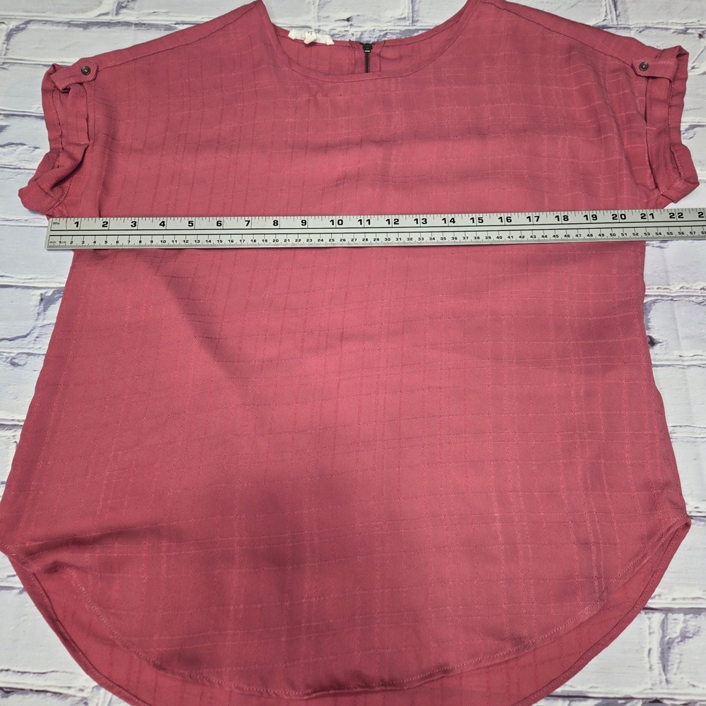 Maurices Womens XS Mauve Pink Textured Grid Blouse‎ Short Sleeve Zip Back Top - Picture 7 of 10
